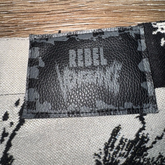 RARE🖤Rebel Vengeance Black and White Tapestry Skeleton Shorts Size 36💀LIKE NEW - Picture 4 of 9
